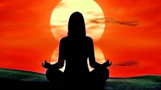 धर्मशास्त्रात ब्रह्म मुहूर्ताला सर्वात शक्तीशाली वेळ मानले जाते. जी व्यक्ती आपल्या दिवसाची सुरुवात बह्म मुहूर्तावर करते त्याच्यावर लक्ष्मीची कृपा असते, असे मानले जाते.