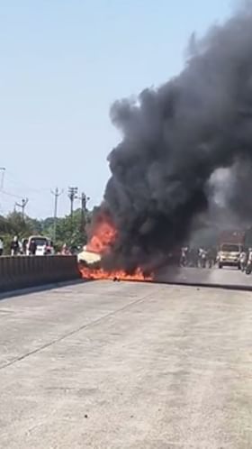 Video: जळगावमध्ये बर्निंग कारचा थरार, महिलेचाही गाडीत जळून मृत्यू.
