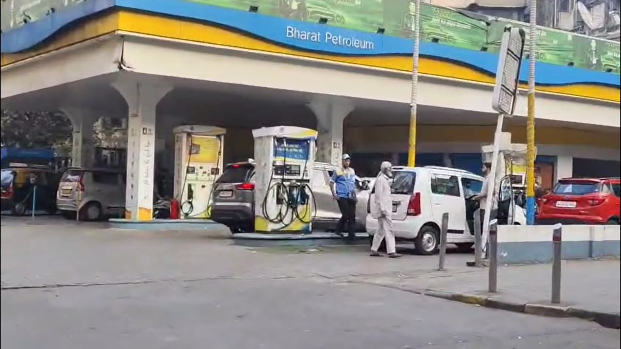 मुंबईतील जवळपास १३३ सीएनजी पंपांवर पुरवठा कमी दाबाने होत आहे. काही सीएनजी पंपावर पूर्णपणे पुरवठा बंद आहे. मोजक्या पंपांवर सीएनजी भरण्यासाठी खाजगी वाहने आणि टॅक्सींच्या लांबच लांब रांगा लागल्या आहेत. सीएनजीच्या तुटवड्यामुळे सर्वसामान्य नागरिकांचे हाल होत आहेत.