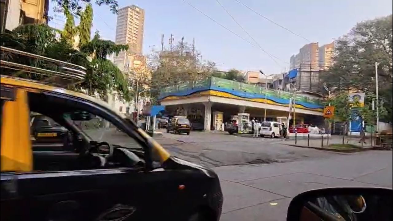 मुंबईतील बहुतांश पंपांवर CNG बंद असे बोर्ड लावण्यात आले आहेत. यामुळे रिक्षा आणि टॅक्सी चालकांना मोठ्या मनस्तापाला सामोरे जावे लागत आहे.