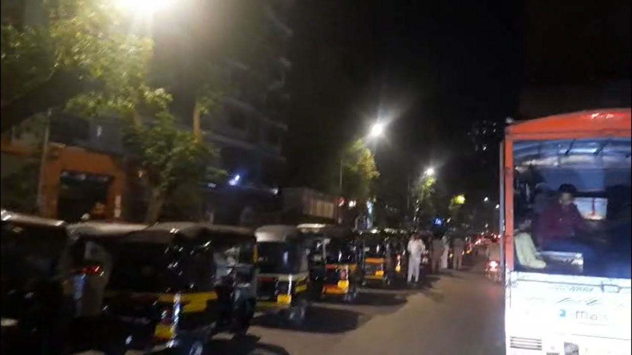 सीएनजीच्या तुटवड्यामुळे नवी मुंबईसह संपूर्ण मुंबईत सार्वजनिक वाहतूक विस्कळीत झाली आहे. रिक्षा-टॅक्सी उपलब्ध नसल्याने नागरिकांना मोठा त्रास सहन करावा लागत आहे.