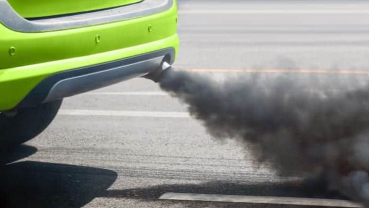 Car Tips : तुमच्या कारमधून काळा धूर निघत असेल तर सावधान, होऊ शकते मोठे नुकसान