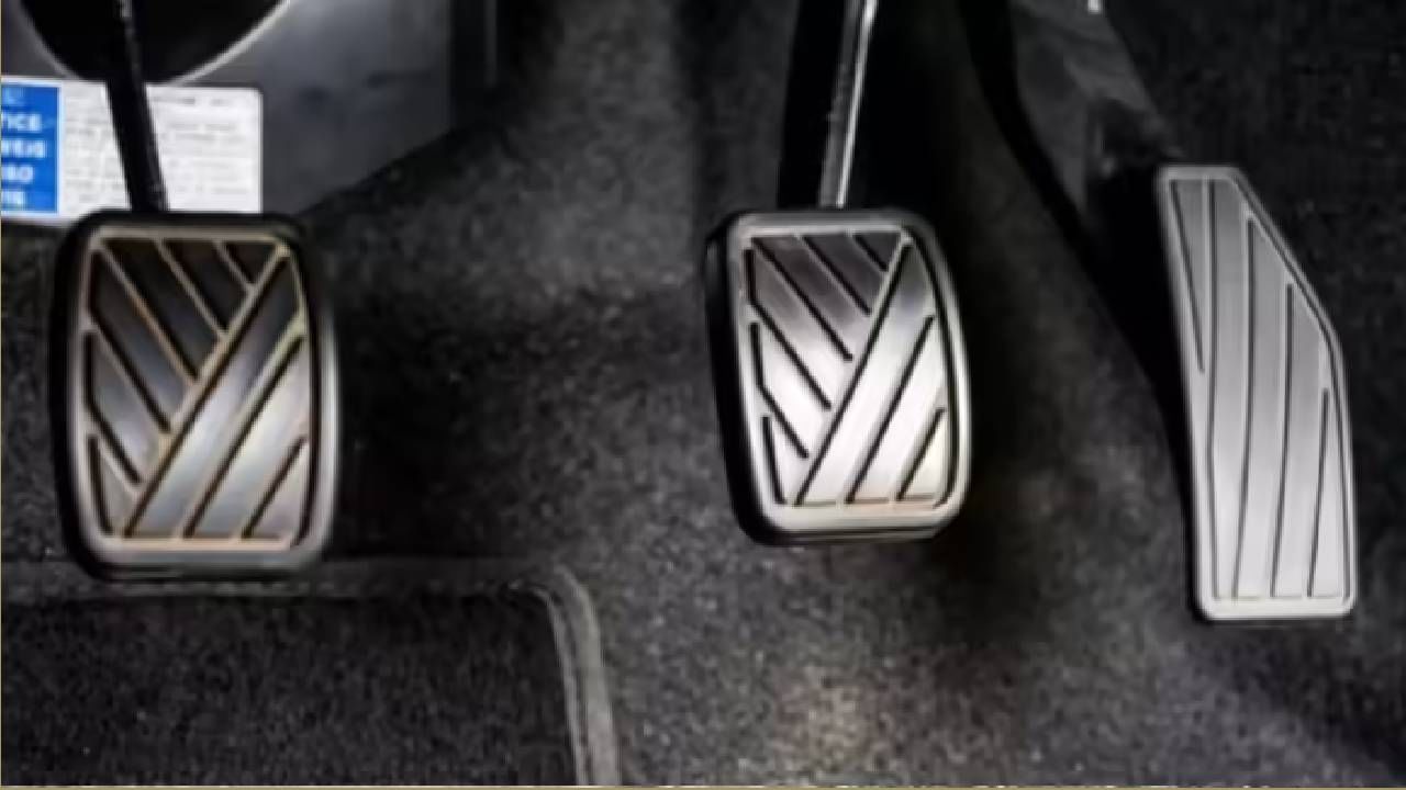 कार थांबवण्यासाठी क्लचची गरज असते. वेग कमी असेल तर अगोदर आणि वेग अधिक असेल तर नंतर क्लच दाबावा. जर विना क्लच दाबता कार थांबवण्याचा प्रयत्न केला तर कारचे नुकसान होण्याची शक्यता आहे. 