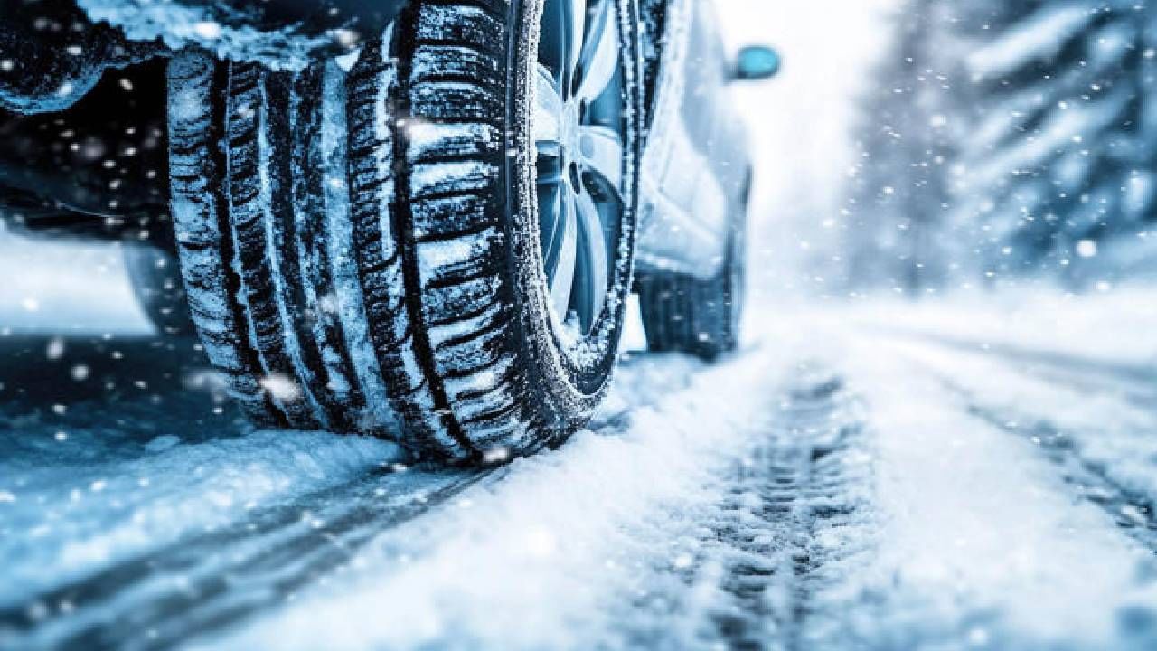 तर पहिले कारचा क्लच दबावा की ब्रेक हे तुमच्या कारच्या गतीवर अवलंबून असते. जर कारची गती कमी असेल तर अगोदर ब्रेक आणि नंतर क्लच दाबणे योग्य राहिल. जर कार अधिक वेगात असेल तर पहिल्यांदा हलका ब्रेक मारणे आणि नंतर क्लच दाबणे योग्य ठरेल. 