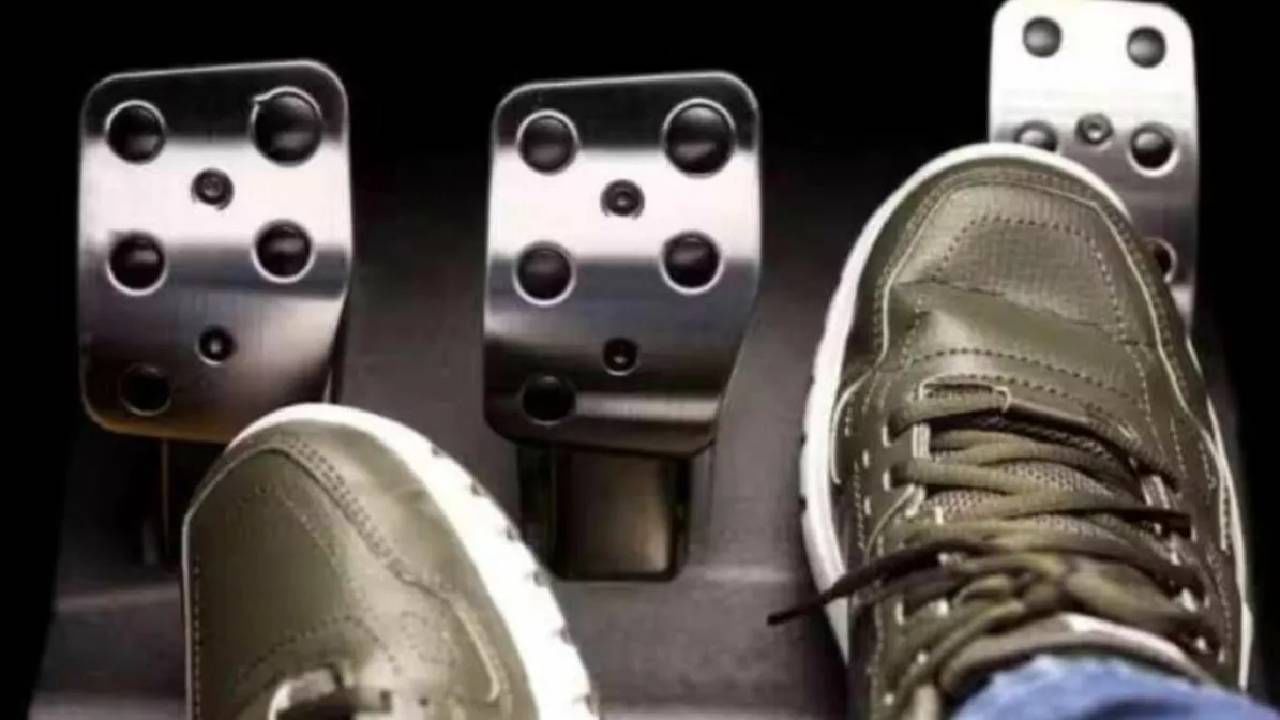 क्लचे काम चाकाला गिअरबॉक्सपासून मोकळे करणे हे आहे. जेव्हा कार चालवताना गिअर टाकल्या जातो तेव्हा गिअरबॉक्स चाकांना पुढे पळवतो. पण जेव्हा तुम्ही क्लच दाबता तेव्हा गिअरबॉक्सचा चाकांवर परिणाम होत नाही. त्यानंतर ब्रेक दाबून कार थांबवली जाऊ शकते. 