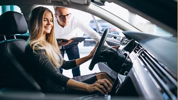 Car Technology: कार थांबवण्यासाठी पहिल्यांदा क्लच दाबावा की ब्रेक? असा सवाल विचारला जातो. कार ब्रेकिंग सिस्टिमविषयी अनेकांच्या मनात शंका असतात. कार चालवणे शिकताना, ड्रायव्हिंग क्लास लावलेला असताना याविषयीची शंका अनेकांच्या मनात याविषयीची शंका येते.