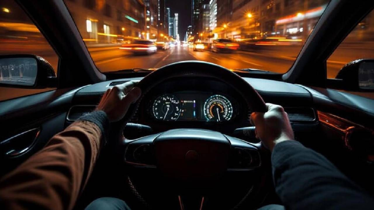  क्लच न दाबून जर तुम्ही केवळ ब्रेक दाबला तर ब्रेक लावल्यामुळे गिअरबॉक्स कार पुढे रेटण्यासाठी मजबूर करतो. क्लच न दाबल्यामुळे चाकावर गिअरबॉक्सचा परिणाम होतो. त्यामुळे कारला फ्री करण्यासाठी तुम्हाला क्लच दाबावा लागेल. 