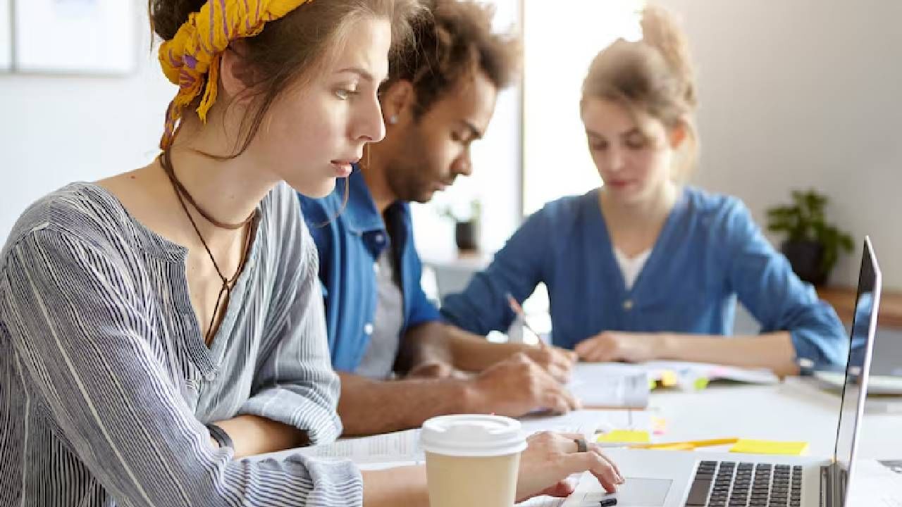 कॉम्प्युटर सायन्सचे क्षेत्र आता फक्त कोडिंगपुरते मर्यादित राहिले नाही. आज सॉफ्टवेअर डेव्हलपमेंट, सायबर सिक्युरिटी, क्लाउड टेक्नॉलॉजी आणि रोबोटिक्स यासारख्या क्षेत्रांमध्ये प्रचंड संधी आहेत.