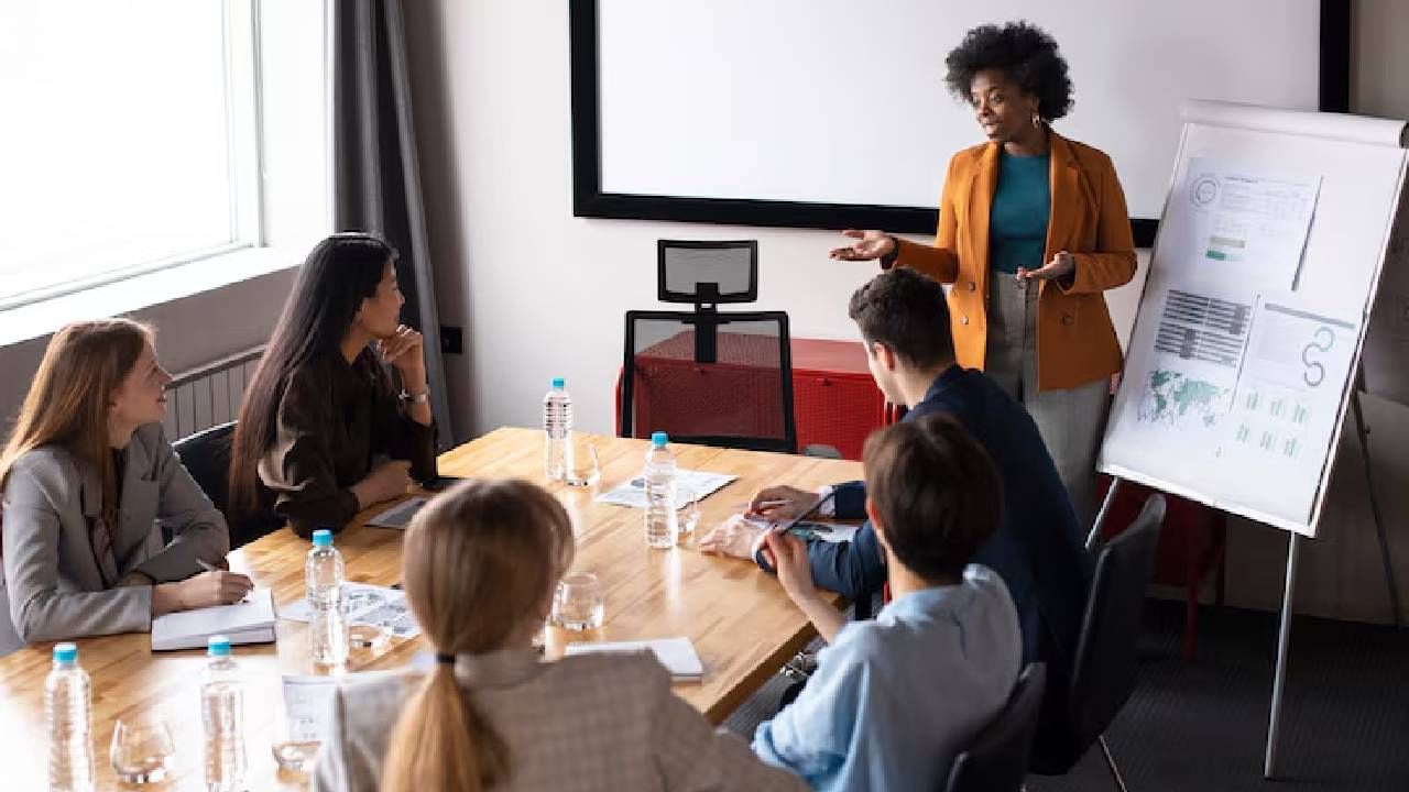 जर तुम्हाला टीम लीड करणे, व्यवस्थापन सांभाळणे आणि व्यवसाय कल्पनांवर काम करणे आवडत असेल, तर MBA किंवा BBA तुमच्यासाठी परफेक्ट कोर्स आहे. MBA केल्यानंतर तुम्हाला देश-विदेशातील मोठ्या कंपन्यांमध्ये जसे की Amazon, Google, Microsoft, Infosys आणि Meta मध्ये व्यवस्थापन भूमिका मिळू शकतात.