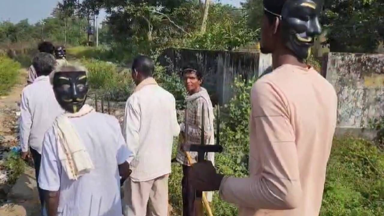 वाघांच्या वाढत्या हल्ल्यांना बेजार झालेल्या गुराख्यांनी त्यांच्या रक्षणार्थ वनविभागाने तोडगा काढला असून, त्रिशूल व इतर साहित्य देऊन स्वरक्षण करण्याचे आत्मबल निर्माण करण्याच्या दृष्टीने महत्त्वाचे पाऊल उचलले आहे.