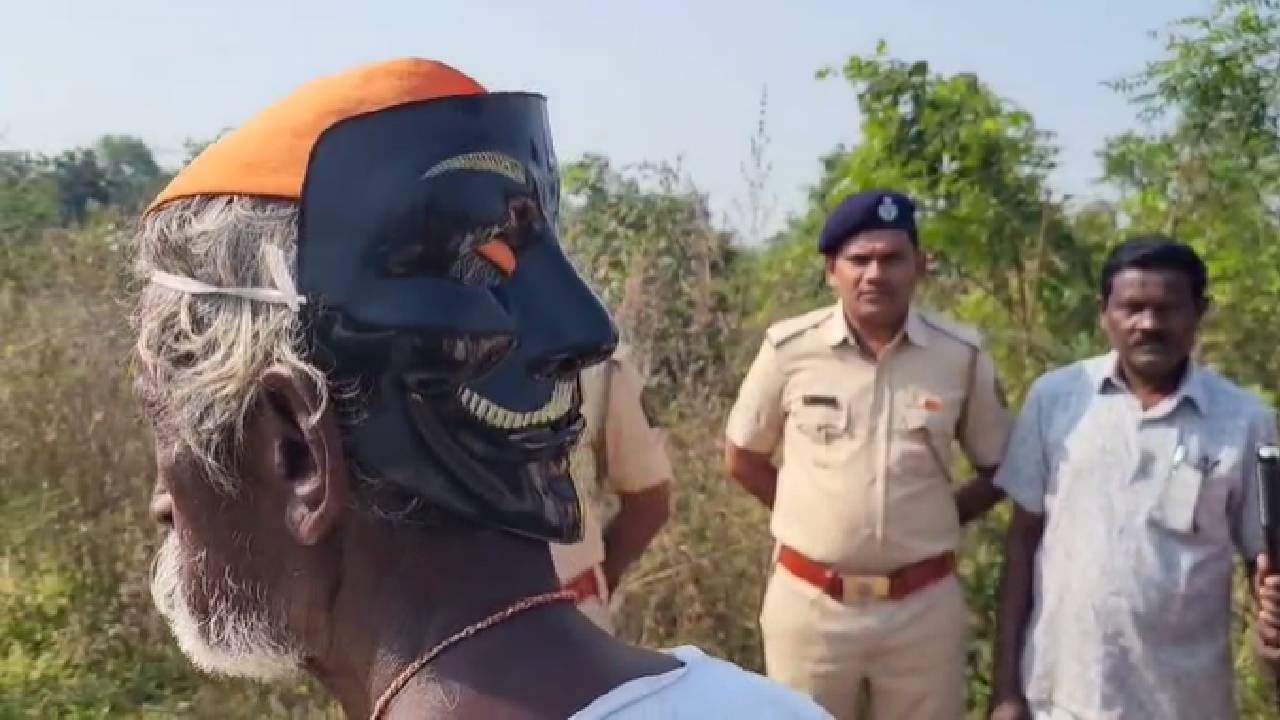 या गुरख्यांनी अजून एक शक्कल लढवली आहे. प्लास्टिकचा मानवी तोंड असलेला मास्क हे गुराखी डोक्याला पाठीमागून लावत आहेत. त्यामुळे मनुष्य आपल्याकडे पाहत असल्याचे वाघाला भासवले जाते. तर या भागात साऊंड सिस्टिमही लावण्यात येऊन वाघांना पळवण्यासाठी त्याचा वापर करण्यात येत आहे.  