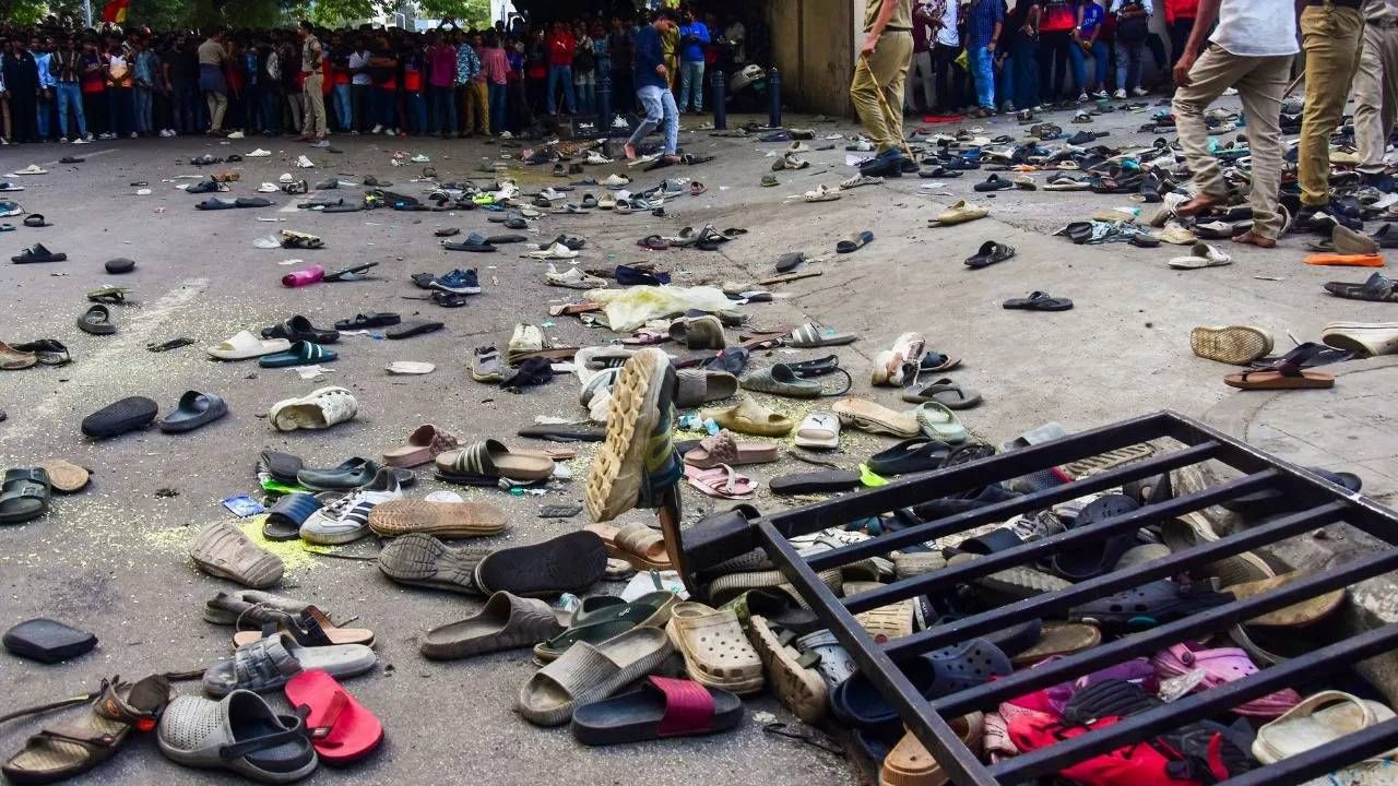 चौकशीदरम्यान, बेंगळुरूमधील चिन्नास्वामी स्टेडियममधील त्रुटी उघड झाल्या. तसेच, स्टेडियमच्या सुरक्षिततेबद्दल प्रश्न उपस्थित करण्यात आले. या दुर्घटनेनंतर, बीसीसीआयने बेंगळुरूमध्ये कोणतेही आंतरराष्ट्रीय सामने आयोजित केलेले नाहीत. असेही म्हटले जाते की आगामी आयपीएल सामन्यांसाठी एनओसी दिली जाईल की नाही याबद्दल शंका आहे. (Photo: PTI)