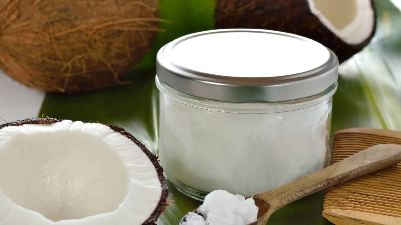 केसांना लावलेले खोबरेल तेल पण थिजते. त्यामागे एक कारण म्हणजे या तेलामध्ये 90 टक्क्यांपर्यंत सॅच्युरेटेड फॅट असतात. या फॅटची अणूंची रचना एका सरळ रेषेत असते. थंड वातावरणामुळे सरळ रेषेतील अणू जास्त जवळ येतात आणि मग त्यांचा एक बंध तयार होतो. तेलाचे रुपांतर द्रवरुपातून घनरुपात होते आणि ते थिजते.