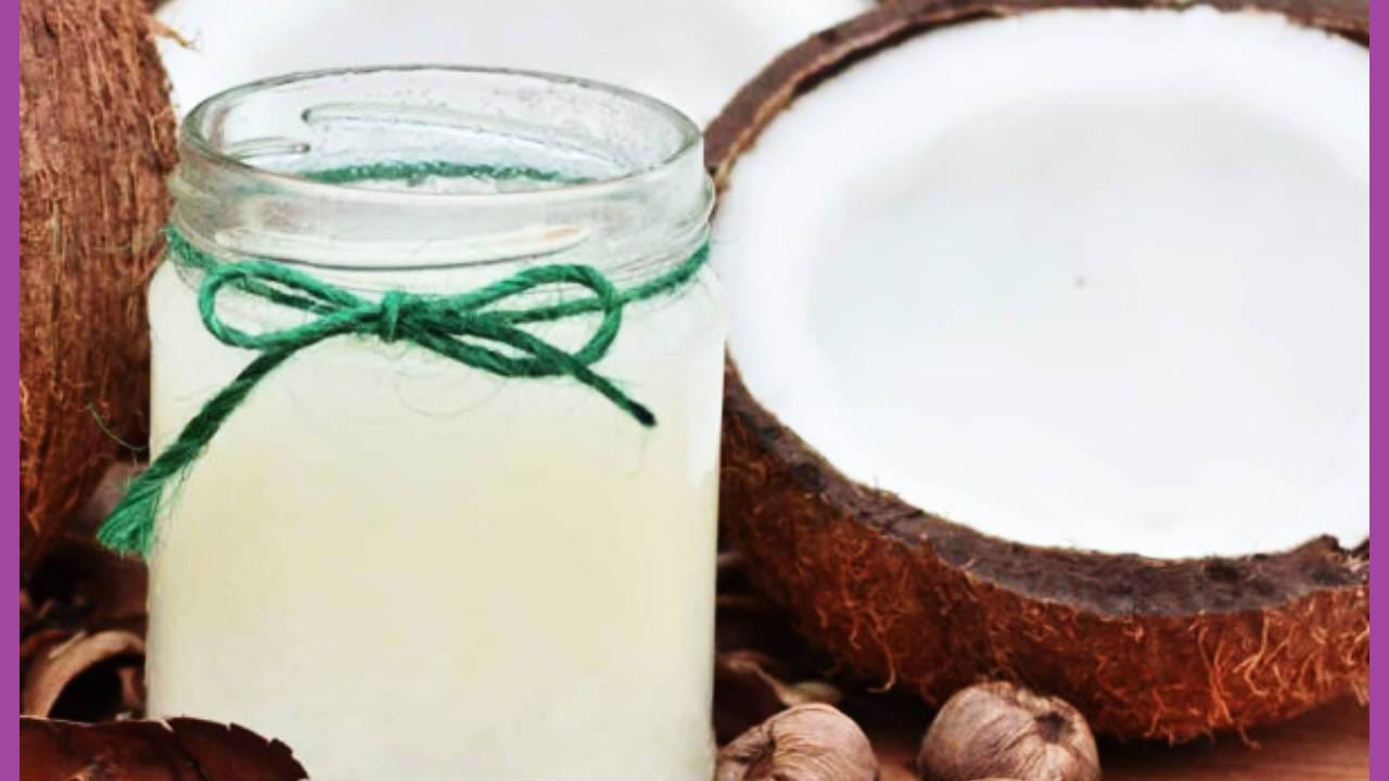 खोबरेल तेल पटकन वापरात यावे यासाठी छोट्या तोंडाच्या बाटलीऐवजी मोठ्या तोंडाची बाटली वापरा. लहान तोंडाच्या बाटलीतून खोबरेल तेल बाहेर काढणे अधिक कठीण असते. गरम पाण्यात अथवा गॅसवर थोडं वरते बाटली धरली तर हे तेल विरघळते. 