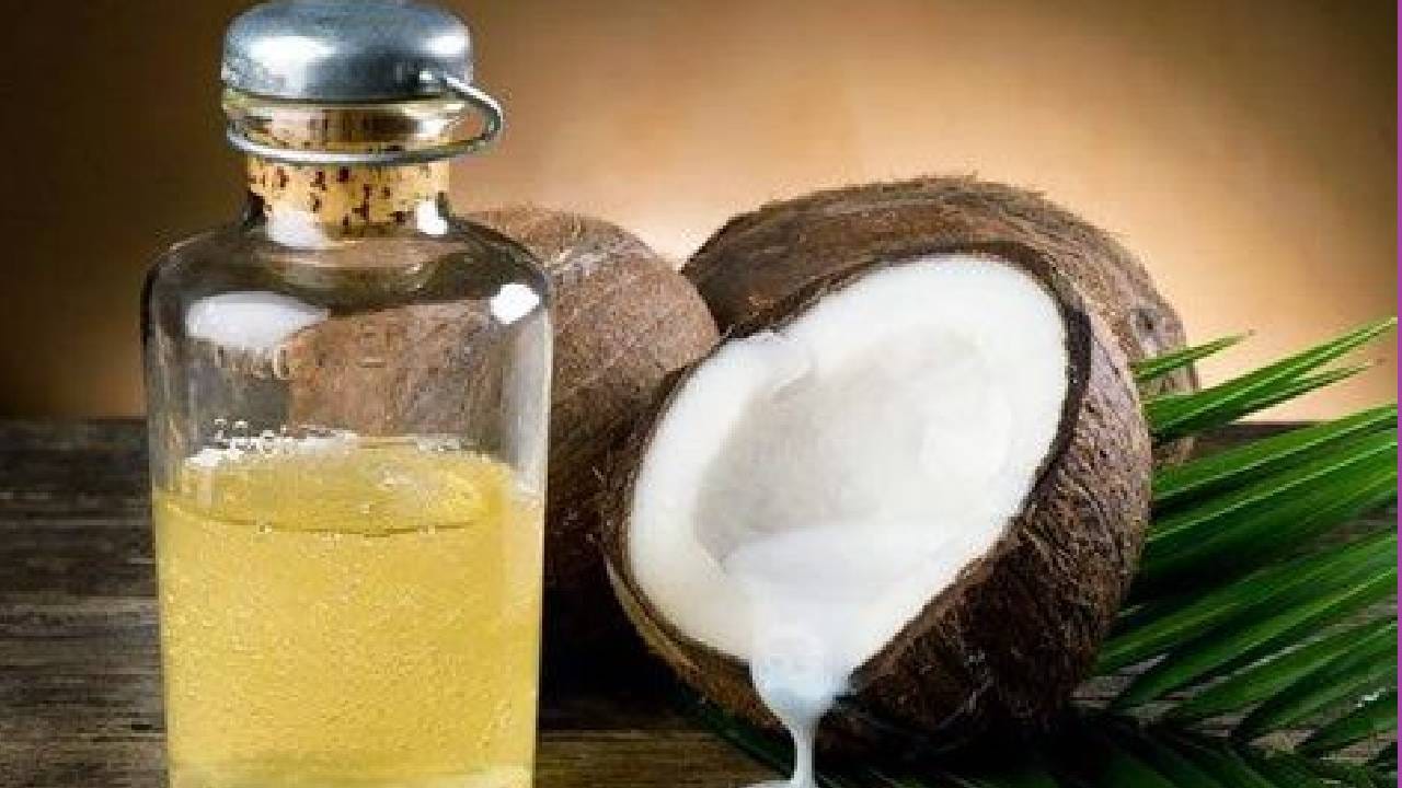 खोबरेल तेलाची बाटली ही कपाटात अथवा डब्ब्यात ठेवा. ती बाहेर ठेवल्यावर थंडीमुळे लवकर गोठते. त्याऐवजी खोबरेल तेलाची बाटली ही बंद डब्ब्यात अथवा कपाटात ठेवल्यास हे तेल लवकर थिजत नाही अथवा गोठत नाही 