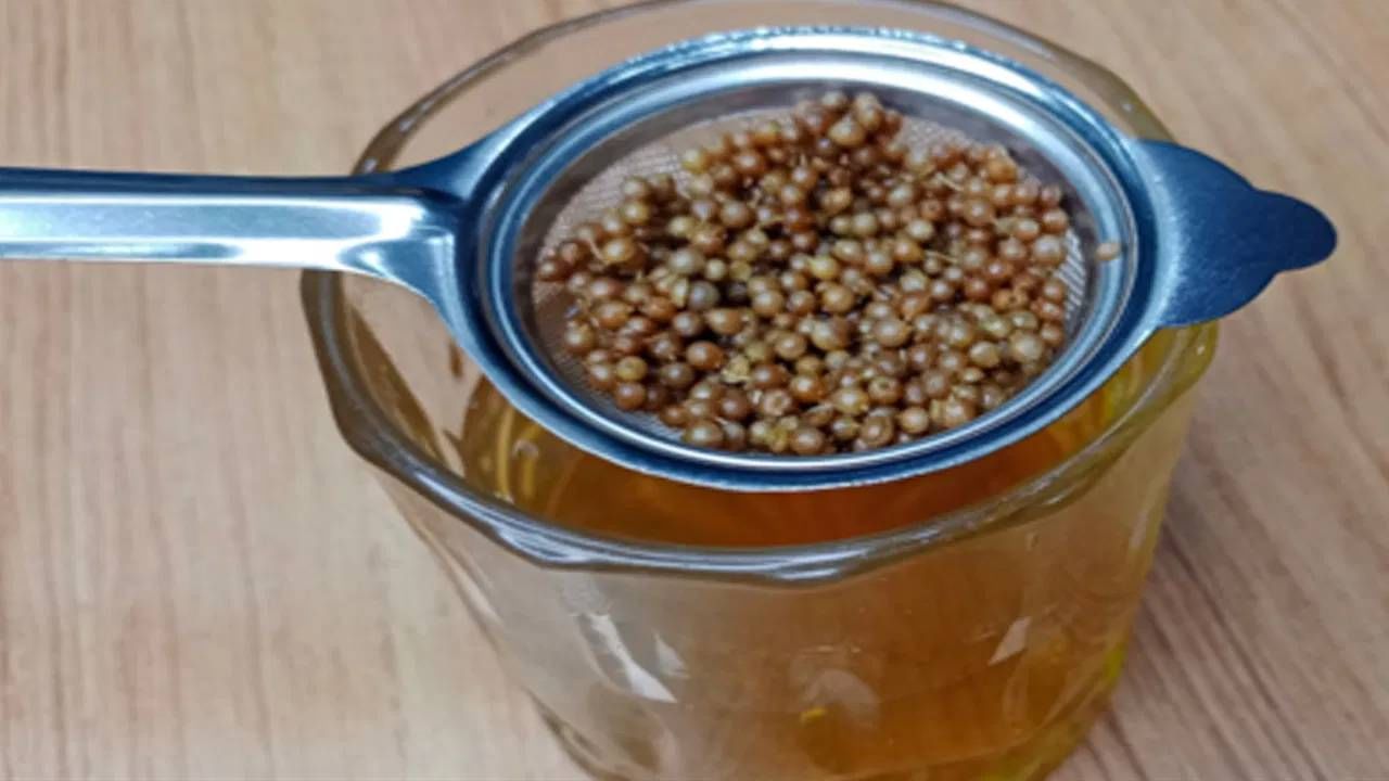 केवळ सुगंधी आणि चविष्टच नाही तर आरोग्यासाठी देखील अत्यंत फायदेशीर धने असतात. विशेष म्हणजे धन्याचे पाणी अनेकजण वाढलेले वजन कमी करण्यासाठी पितात.