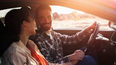 कारमध्ये गर्लफ्रेंडला किस केलं, पण पोलिसांनी पाहिलं तर काय होणार? नियम काय सांगतो!