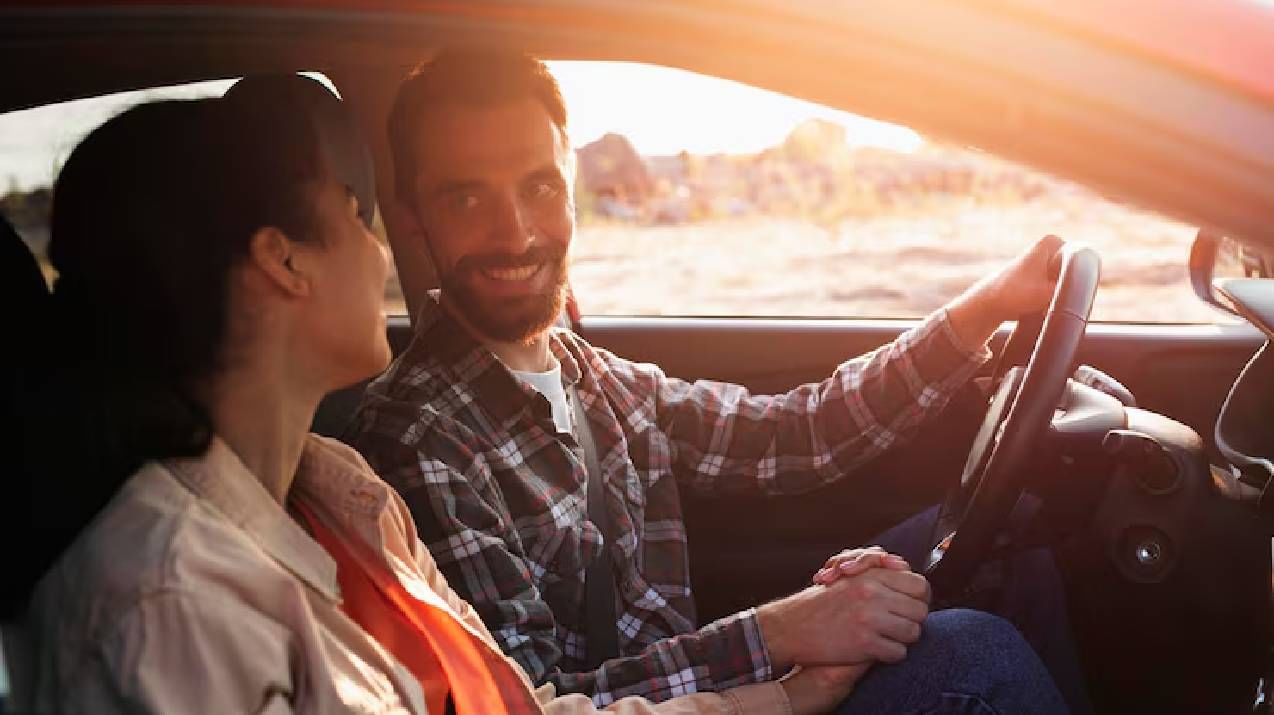 कारमध्ये गर्लफ्रेंडला किस केलं, पण पोलिसांनी पाहिलं तर काय होणार? नियम काय सांगतो! कारमध्ये गर्लफ्रेंडला किस केलं, पण पोलिसांनी पाहिलं तर काय होणार? नियम काय सांगतो!