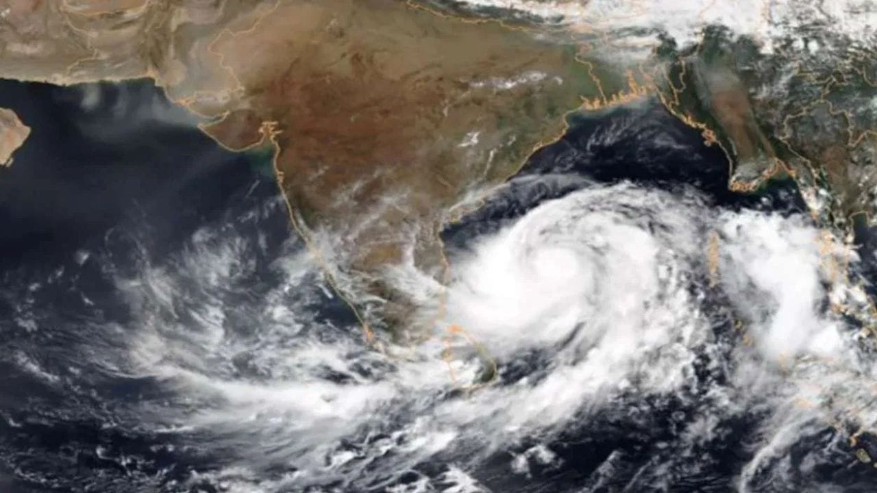 IMD Weather Update : देशावर मोठं संकट, 46 बळी घेणारं चक्रीवादळ भारताच्या दिशेनं, महाराष्ट्राबाबत मोठी बातमी