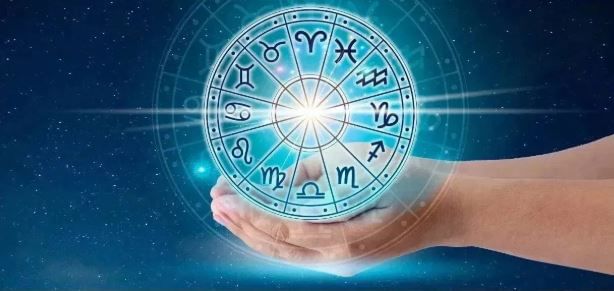 बुध आणि शुक्र ग्रहांच्या युतीची कर्क राशीवर कृपादृष्टी पडणार आहे. आगामी काळात तुम्हाला सकारात्मक वाटू शकतो. अचानक मोठा धनलाभ होऊ शकतो. मात्र या काळात आरोग्यावर लक्ष देण्याची घरज आहे. तुम्हला एखादी चांगली  खबर मिळण्याचीही शक्यता आहे. 