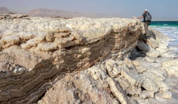 पृथ्वीतलावर अनेक अजब-गजब गोष्टी आहेत. यातील काही गोष्टी तर एवढ्या अजब आहेत त्या पाहिल्यानंतर आपण थक्क होऊन जातो. समुद्राचे विश्व तर चांगलेच गुढ आहे. यातील अनेक गुढ गोष्टींचा उलगडा झालेला नाही. 