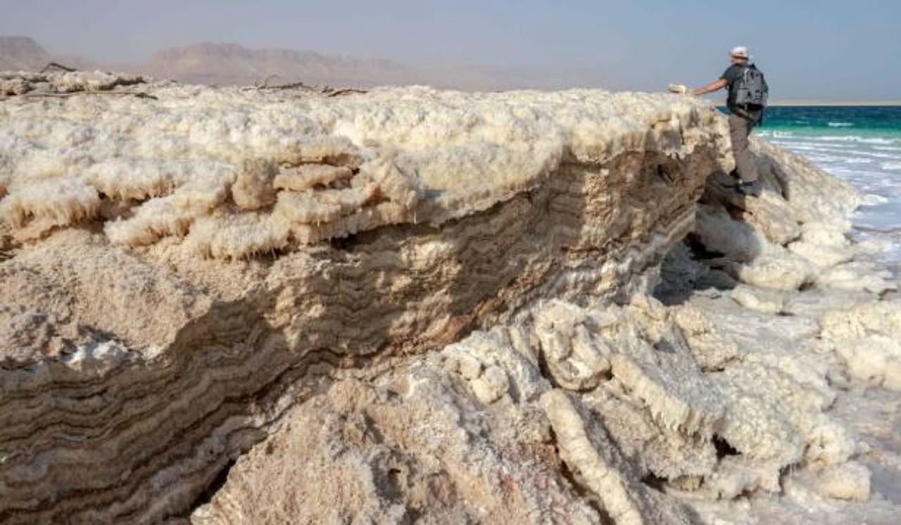 पृथ्वीतलावर अनेक अजब-गजब गोष्टी आहेत. यातील काही गोष्टी तर एवढ्या अजब आहेत त्या पाहिल्यानंतर आपण थक्क होऊन जातो. समुद्राचे विश्व तर चांगलेच गुढ आहे. यातील अनेक गुढ गोष्टींचा उलगडा झालेला नाही. 