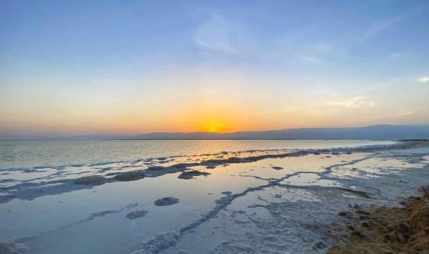 याच पृथ्वीवर असा एक समुद्र आहे, ज्यात एकही मासा नाही. विशेष म्हणजे फक्त मासाच नव्हे तर या समुद्राच्या पाण्यात कोणतेही झाड किंवा इतर प्राणीदेखील आढळत नाही. समुदाचा हाच चमत्कार पाहण्यासाठी लोक मोठी गर्दी करतात. 