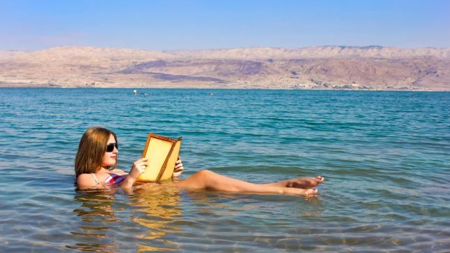 मृत सागराचे पाणी इतर सागरांच्या तुलनेत दहा पटीने जास्त खाट आहे.  या सागराच्या पाण्याची आणखी एक विशेषता म्हणजे त्यात एखादी व्यक्ती उतरली तर ती बुडत नाही. मृत सागरात माणूस तरंगायला लागतो. 