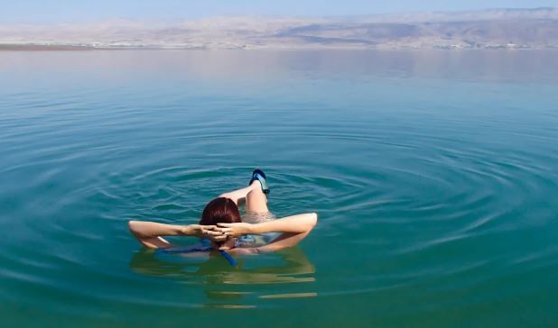 याच आगळ्यावेगळ्या कारणामुळे जगभरातील लोक मृत समुद्र पाहायला येतात. पाण्यात राहून न बुडण्याचा अनुभव घेतात. काही लोक तर या समुद्राच्या पाण्यात जाऊन पेपर वाचत बसतात. सध्या दरवर्षी या सागरातील पाणीपातळी कमी होत चालली आहे. त्यामुळे भविष्यात या सागराचे अस्तित्व संपणार का? असा प्रश्न उपस्थित केला जातो. 