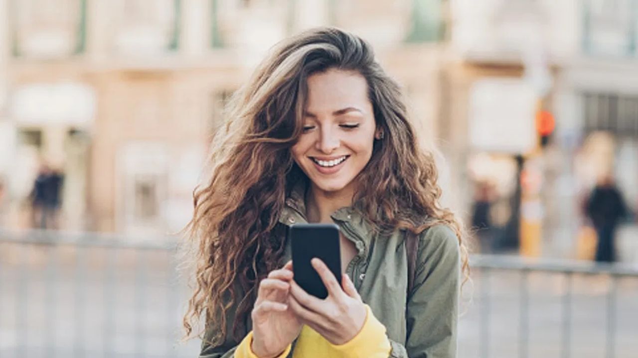 Vi चा 1749 रुपयांचा प्लॅन: हा प्लॅन 180 दिवसांच्या वैधतेसह येतो, यात 1.5GB दैनिक डेटा, 100 SMS आणि अनलिमिटेड कॉल्स  मिळतात. या प्लॅनमध्ये 45 दिवसांसाठी 30 GB अतिरिक्त डेटा मिळतो.  