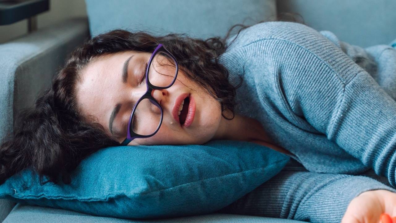 Sleep: रात्री ढाराढूर झोपल्यावरही दुपारी झोप येते? मग या कारणांकडं करू नका दुर्लक्ष