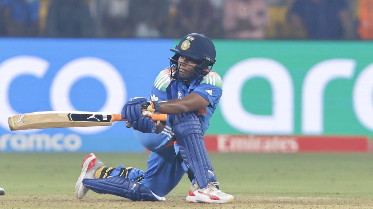 दीप्ती शर्माने या स्पर्धेत एकूण 9 सामने खेळले आणि एकूण 215 धावा केल्या. इतकंच काय तर 22 विकेटही घेतल्या. तिच्या या कामगिरीसाठी प्लेयर ऑफ द टूर्नामेंटच्या पुरस्काराने गौरविण्यात आले. (Photo- BCCI Womens Cricket Twitter)