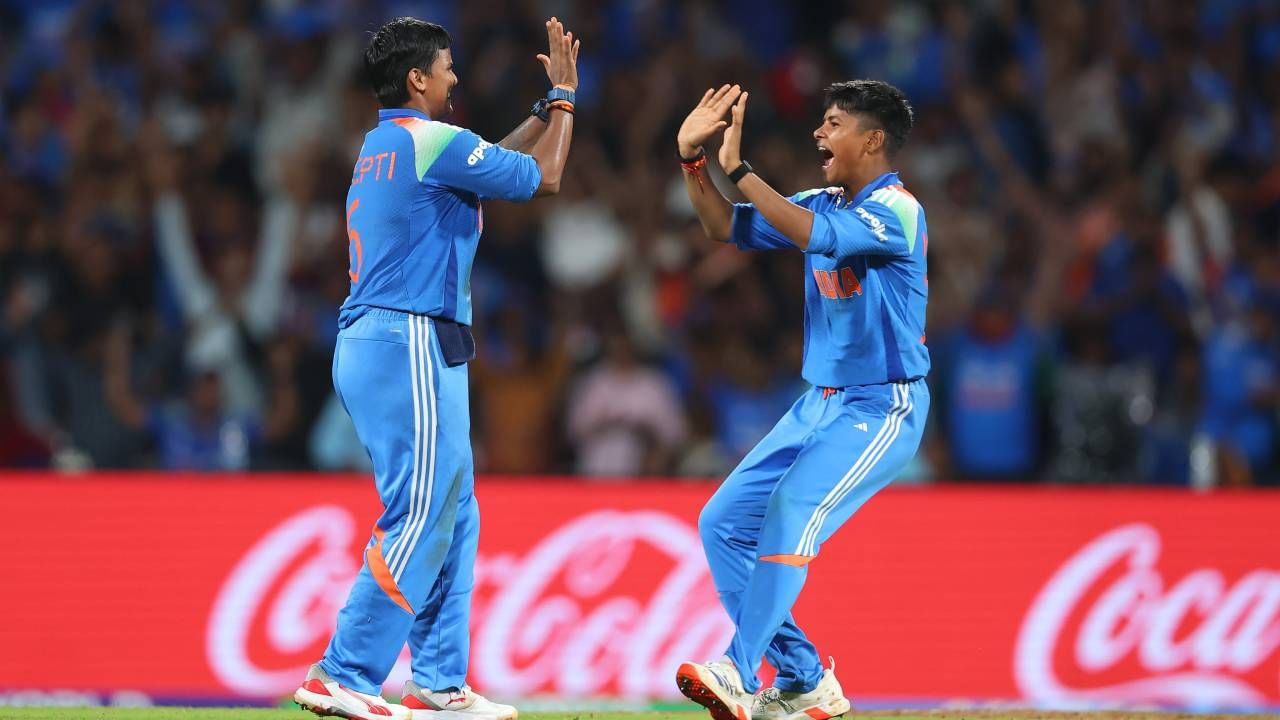 दीप्ती शर्माने फलंदाजीसोबत गोलंदाजीतही योगदान दिलं. तिने 9.3 षटकात 39 धावा देत पाच गडी बाद केले. दक्षिण अफ्रिकेचा निम्मा संघ तंबूत पाठवण्यात तिचं मोलाचं योगदान राहीलं. (Photo- BCCI Womens Cricket Twitter)