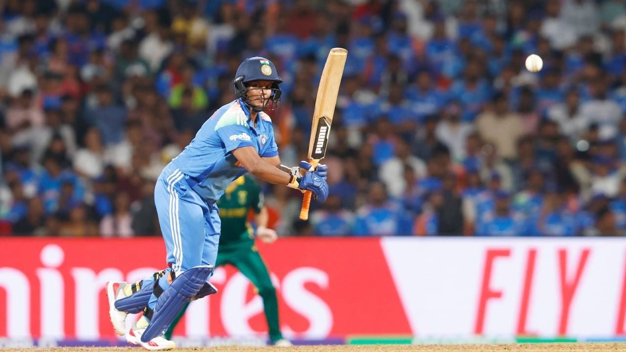 अंतिम सामन्यात अष्टपैलू दीप्ती शर्माने हीने चमकदार कामगिरी केली. तिने 58 चेंडूत 58 धावा केल्या. या खेळीत तिने तीन चौकार आणि एक षटकार मारला. तिच्या खेळीमुळे भारतीय संघाला 298 धावांपर्यंत मजल मारता आली. (Photo- BCCI Womens Cricket Twitter)