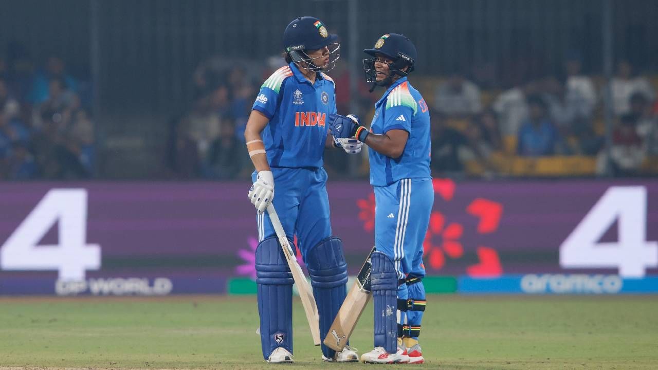 वुमन्स वनडे वर्ल्डकप स्पर्धेच्या इतिहासात भारताने पहिल्यांदाच जेतेपद मिळवलं आहे. अंतिम फेरीत दक्षिण अफ्रिकेचा पराभव केला आणि जेतेपदाला गवसणी घातली आहे. भारताने दक्षिण अफ्रिकेसमोर विजयासाठी 298 धावांचं आव्हान ठेवलं होतं. पण अफ्रिकेचा संघ 246 धावा करू शकला. (Photo- BCCI Womens Cricket Twitter)