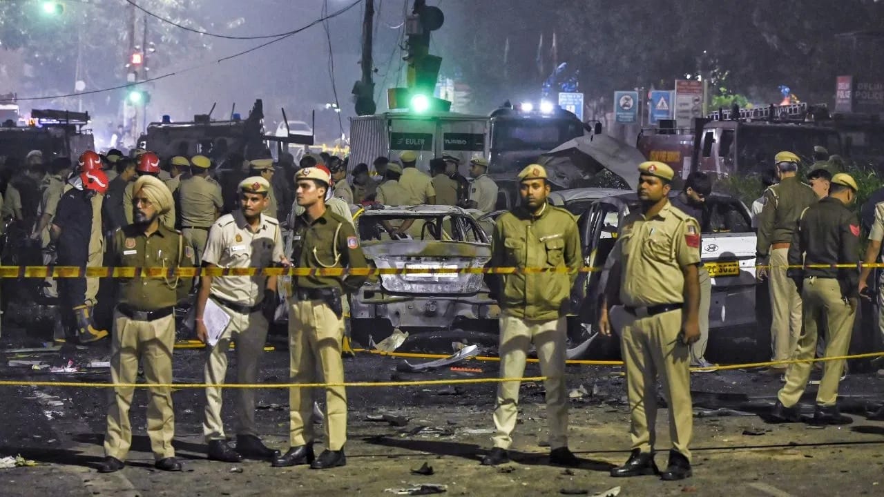 3 तास, पार्किंगची जागा अन् चार मिनिटांत... दिल्ली स्फोटाप्रकरणी तपास यंत्रणांच्या हाती महत्त्वपूर्ण धागेदोरे 3 तास, पार्किंगची जागा अन् चार मिनिटांत... दिल्ली स्फोटाप्रकरणी तपास यंत्रणांच्या हाती महत्त्वपूर्ण धागेदोरे