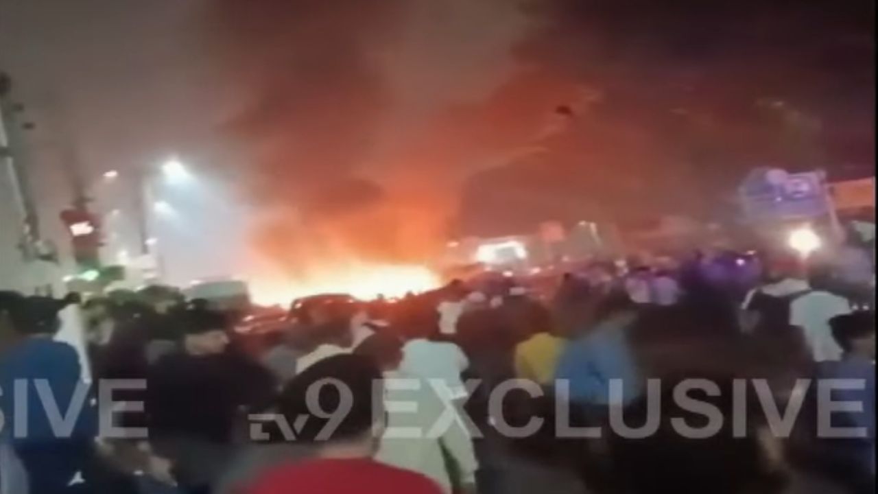 संध्याकाळी 6 वाजून 45 मिनिटांनी ही घटना घडली आहे. या स्फोटावेळी कारमध्ये कोण होत? ही गाडी कुठून आली होती याचा शोध घेण्यात येणार आहे. या घटनेमुळे राजधानीत भीतीचे वातावरण पसरले आहे. 