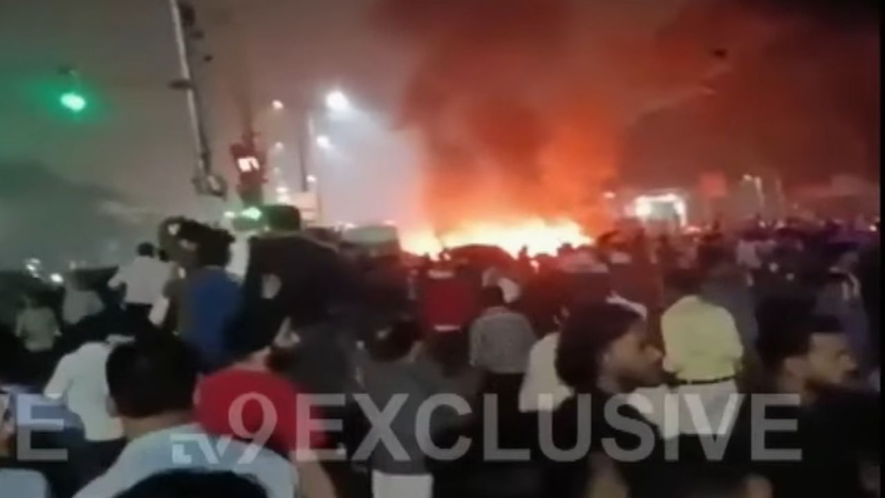 राजधानी दिल्लीमधील लाल किल्ला परिसरात उभ्या असलेल्या कारमध्ये मोठा स्फोट झाला आहे. यामुळे परिसरात भीतीचे वातावरण पसरले आहेत. या स्फोटानंतरचे काही फोटो समोर आले आहेत. 