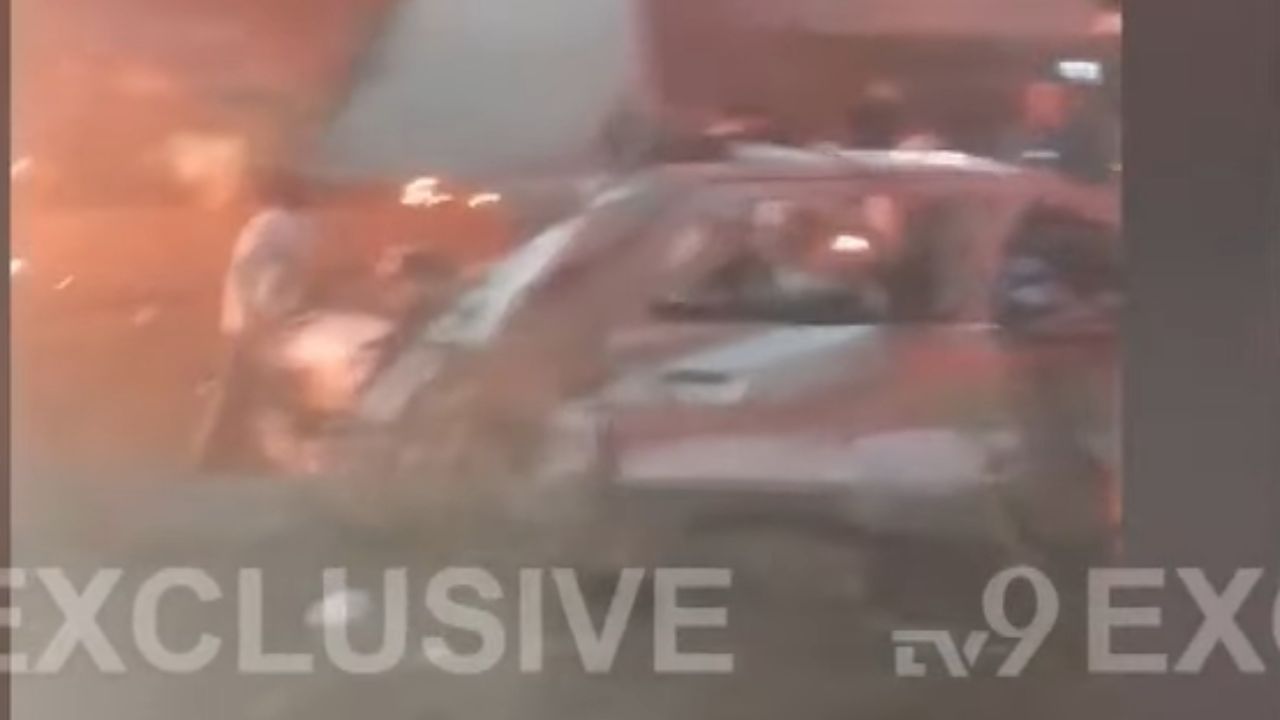 ही गाडी लाल किल्ला परिसरातील मेट्रोच्या गेट क्रमांक एकवर उभी होती. या गाडीत झालेल्या स्फोटानंतर बाजूला उभ्या असलेल्या दोन कारला आग लागलेली आहे. या आगीवर नियंत्रण मिळवण्याचा प्रयत्न सुरु आहे. 