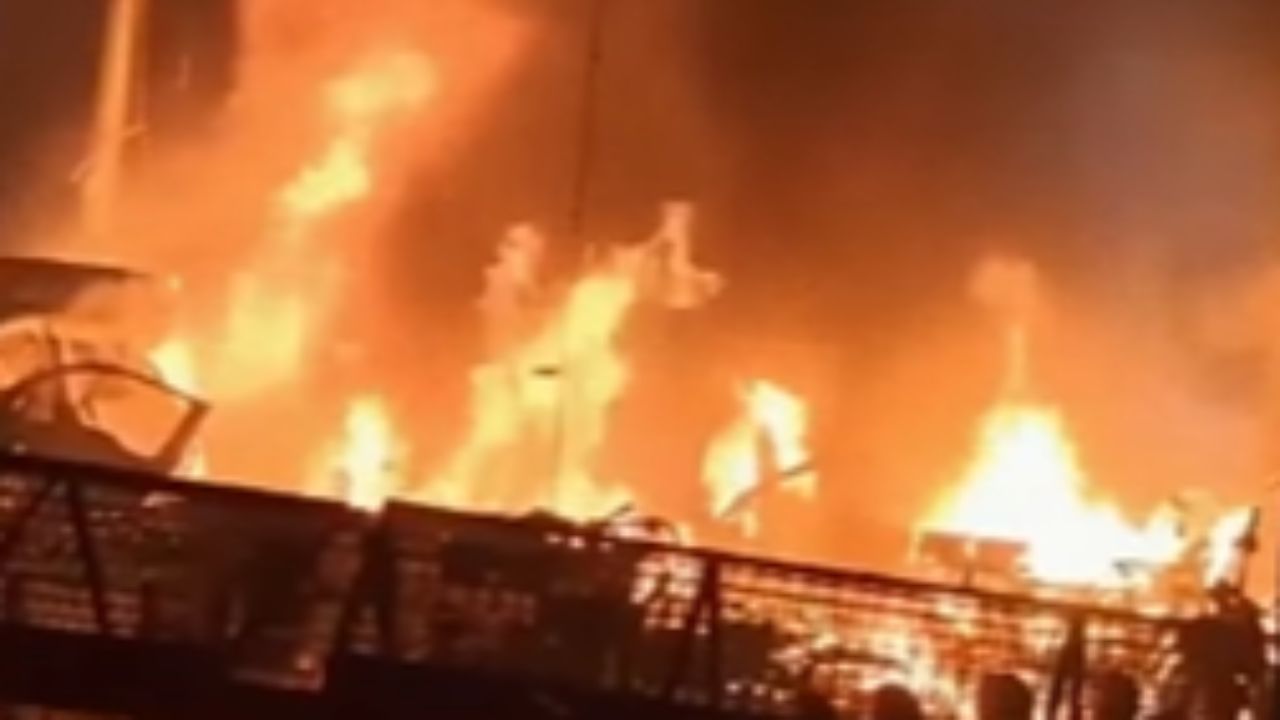 या स्फोटानंतर लगेचच अग्निशामक दलाच्या गाड्या घटनास्थळी पोहोचल्या आहेत. कारमधील स्फोटानंतर आग लागली आसपास आल लागली आहे. ही आग विझविण्याचा प्रयत्न अग्निशामक दलाकडून केला जात आहे. 