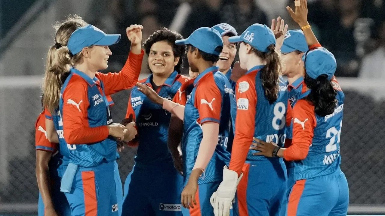 दिल्ली कॅपिट्ल्सकडे सर्वात कमी अर्थात 5 कोटी 70 लाख रुपये इतकी रक्कम आहे. दिल्लीने 5 खेळाडू रिटेन केले आहेत. या 5 पैकी 4 खेळाडूंमध्ये जेमीमा रॉड्रिग्ज, शफाली वर्मा, एनाबेल सदरलँड आणि मारिजान काप या चौघींचा समावेश आहे. दिल्लीने या चौघींना प्रत्येकी 2.2 कोटी रुपयांत रिटेन केलं आहे. तर दिल्लीने निकी प्रसादला 50 लाख रुपयात आपल्यासह कायम ठेवलं आहे. (Photo Credit: PTI)