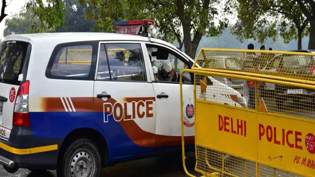 Delhi Bomb Threat: दिल्ली पुन्हा हादरली! चार कोर्ट आणि दोन शाळांमध्ये बॉम्ब ठेवल्याचा मेसेज... पोलीस अलर्ट; काय घडतंय?