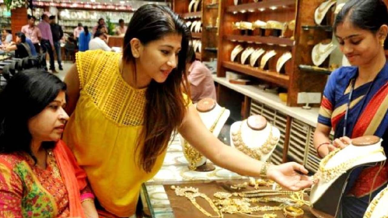 मुंबई, चेन्नई आणि कोलकाता  मुंबई, चेन्नई  कोलकत्ता या शहरात 22 कॅरेट सोन्याची किंमत 111850 रुपये प्रति 10 ग्रॅम इतकी आहे. तर 24 कॅरेट शुद्ध सोन्याची किंमत 1,22,020 रुपये प्रति 10 ग्रॅम इतकी आहे. या आठवड्यात तीनही मुख्य शहरांमध्ये सोन्याच्या किंमतीत मोठी घसरण आल्याचे दिसून आले. 