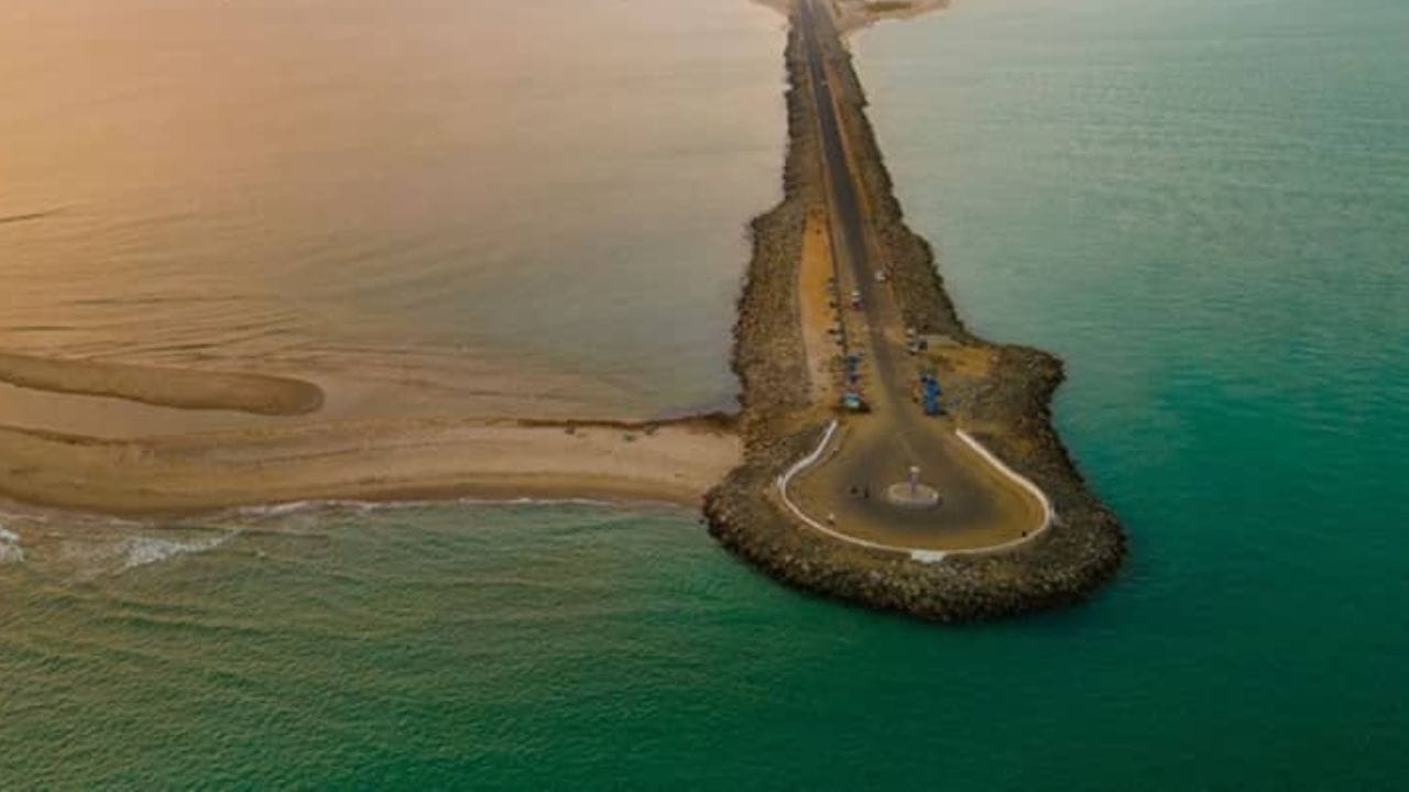 भारताचा शेवटचा रस्ता दक्षिणेकडील तामिळनाडू राज्यात आहे. धनुषकोडी नावाच्या ठिकाणी हा रस्ता आहे. इथे या रस्त्याचा अंत होतो आणि समुद्राला सुरुवात होते.  