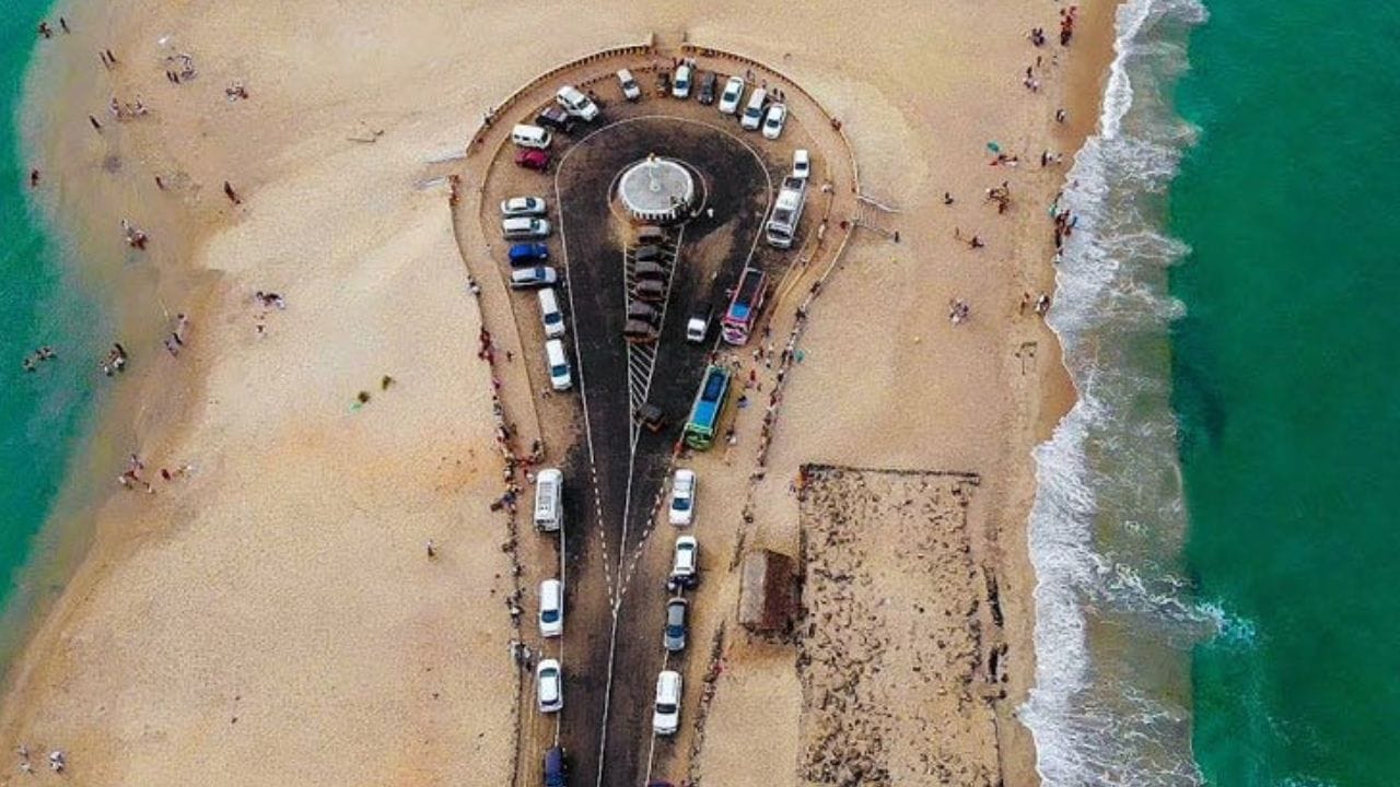 तामिळनाडूच्या रामनाथपुरम जिल्ह्याच्या आग्नेय किनाऱ्यावर धनुषकोडी नावाचे शहर आहे. या ठिकाणी भारतातील शेवटच्या रस्त्याचा अंत होतो आणि त्यानंतर पाल्क सामुद्रधुनी सुरू होते.