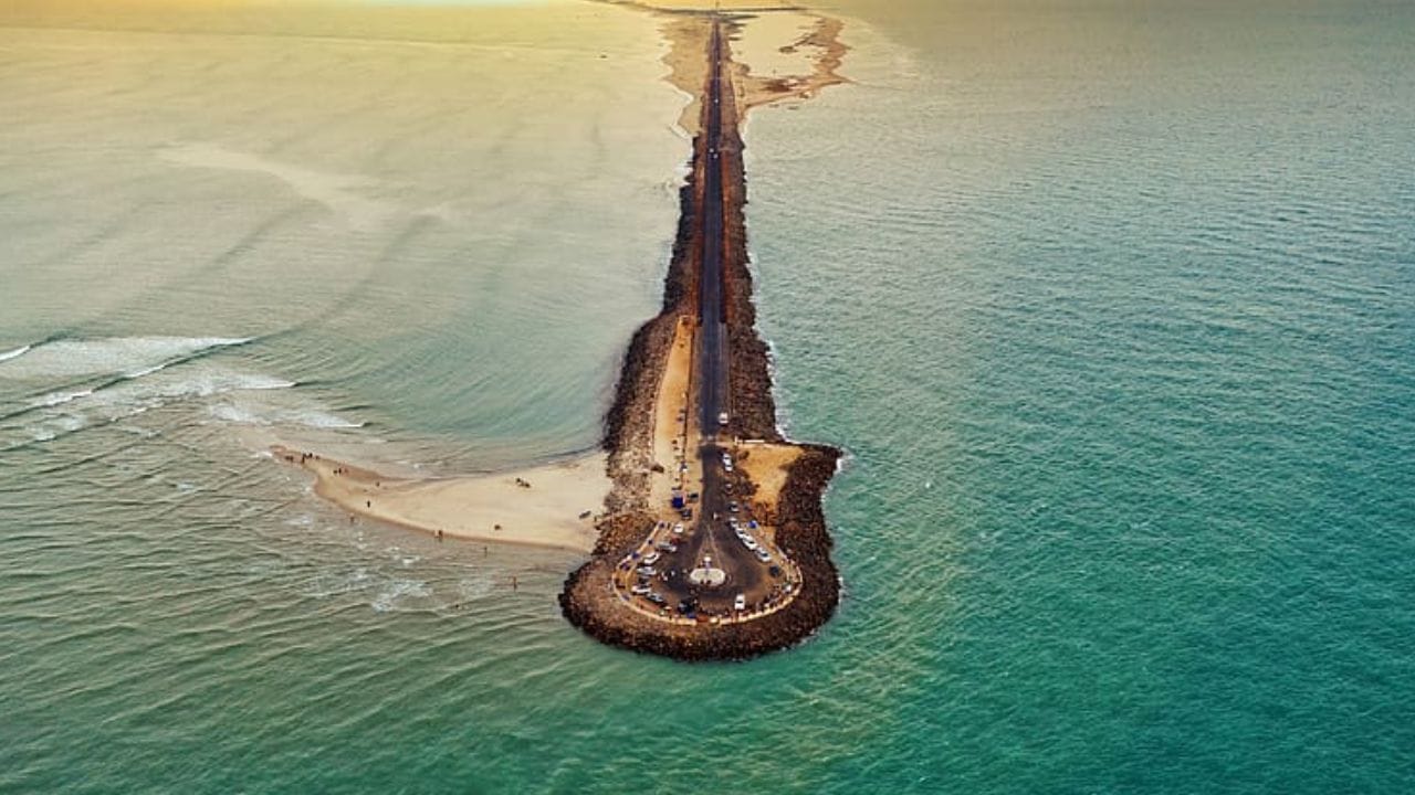 रामायणात धनुषकोडी शहराचा उल्लेख करण्यात आला होता. असे मानले जाते की भगवान श्री राम लंकेला जाण्यासाठी निघाले तेव्हा या ठिकाणापासून रामसेतूचे बांधकाम सुरू केले होते.