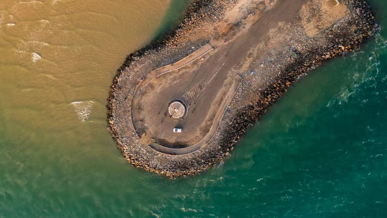 रस्त्याने जाता येणारे हे भारतातील शेवटचे ठिकाण आहे. येथून समुद्र सुरू होतो आणि या ठिकाणापासून श्रीलंका फक्त 18 ते 20 किलोमीटर अंतरावर आहे.