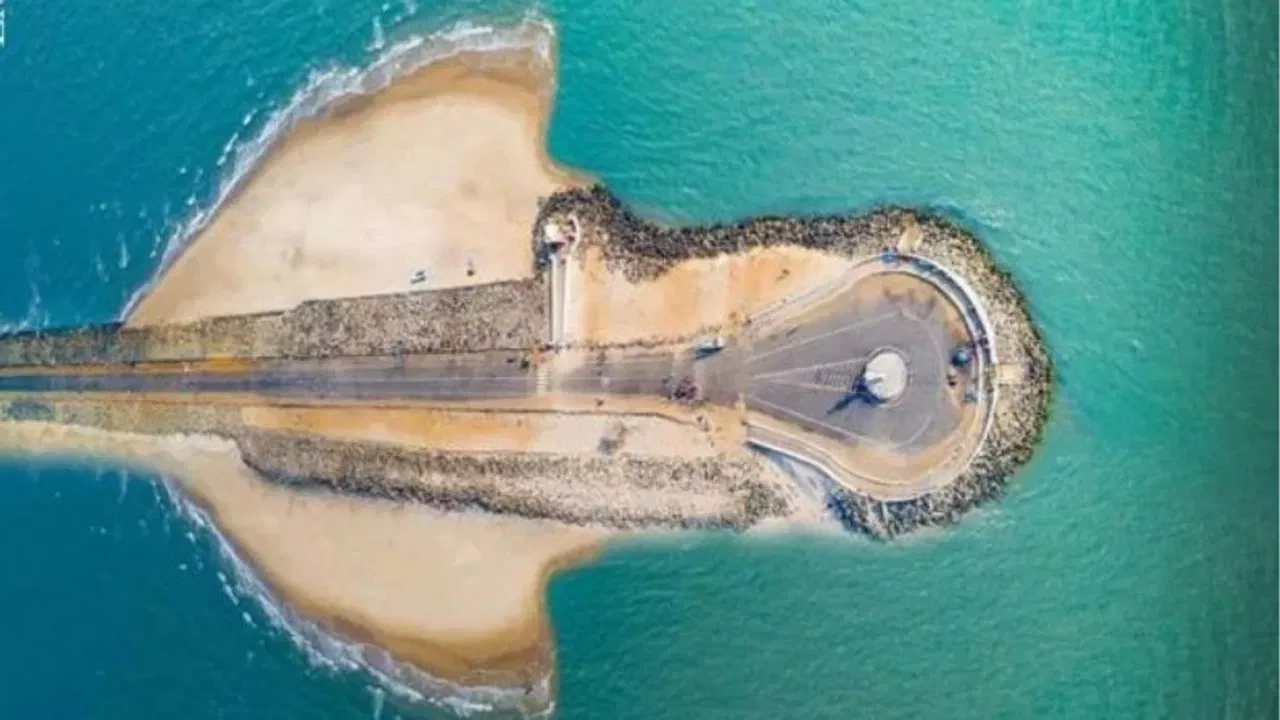 राष्ट्रीय महामार्ग क्रमांक 87 हा रामेश्वरम आणि धनुषकोडीला जोडतो. हा महामार्ग हिंदी महासागर बंगालच्या उपसागराच्या सीनेवर आहे. या ठिकाणाला अनेक पर्यटक भेट देत असतात.