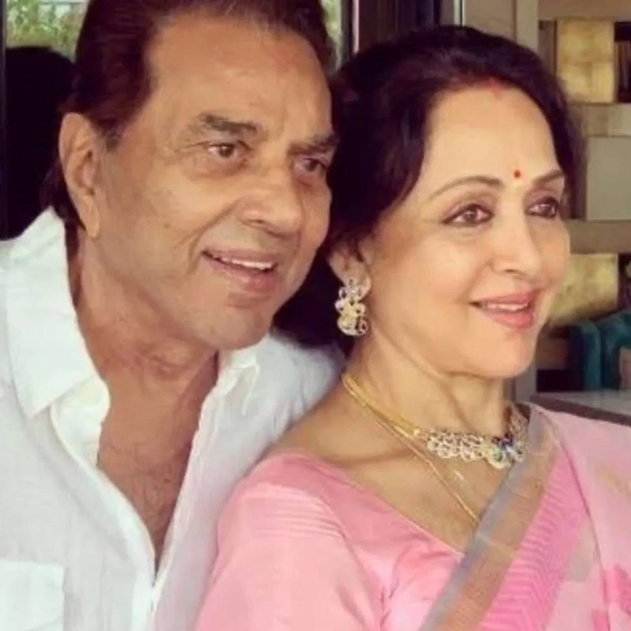 बॉलिवूडचे दिग्गज हीमॅन धर्मेंद्र आता आपल्यामध्ये नाहीत. त्यांनी आपल्या अभिनयाच्या बळावर इंडस्ट्रीमध्ये स्वत:ची छाप उमटवली. त्यांच्या चित्रपटांपासून ते डायलॉगपर्यंत फॅन्समध्ये सर्वकाही फेमस आहे. धर्मेंद्र हे त्यांच्या प्रोफेशनल लाइफसह पर्सनल लाइफमुळे सुद्धा नेहमीच चर्चेत राहिले. 