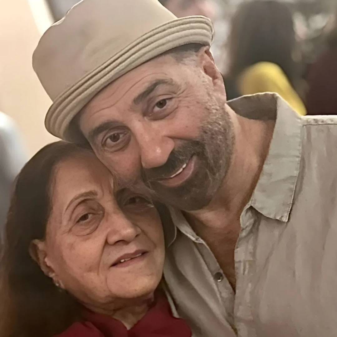 धर्मेंद्र आणि हेमा मालिनी यांची सुंदर जोडी सगळ्यांना माहित आहे. ते त्यांचं दुसरं लग्न होतं. पहिलं लग्न त्यांचं 1954 साली प्रकाश कौर यांच्यासोबत झालेलं. त्यावेळी धर्मेंद्र फक्त 19 वर्षांचे होते. हे अरेंज मॅरेज होतं. लग्नानंतर त्यांना पहिल्या पत्नीपासून चार मुलं झाली. सनी देओल, बॉबी देओल, विजेता आणि अजीता. 